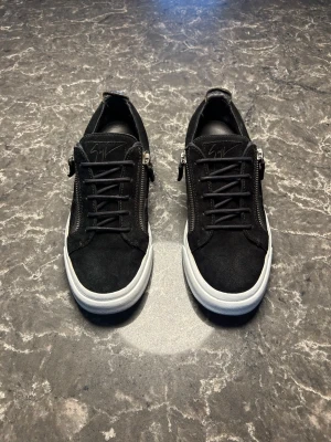 Giuseppe Zanotti - Säljer ett par otroligt snygga skor från det exklusiva märket Giuseppe Zanotti! Skorna är i mycket bra skick, skulle säga ungefär 7/10. Nypris ligger på över 6000kronor men vi säljer våra för endast 1599 och kan gå ner i pris ännu mer vid snabb affär! Skorna är i storlek 44 och är true to size. OBS: Det har används whitening cream. Skriv gärna ifall det är några funderingar, allt bästa SkoKapet