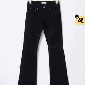 Svarta y2k bootcut jeans - Säljer dessa snygga svarta jeans!💗💗 Skriv för fler bilder/frågor💖Aldrig använda💕💕