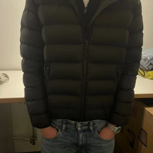 Svart Colmar pufferjacka med huva. Han som är med på bilderna är 175. - Svart colmar jacka inga skador eller nåt storlek XS. Det är en colmar down jacket för 4999kr