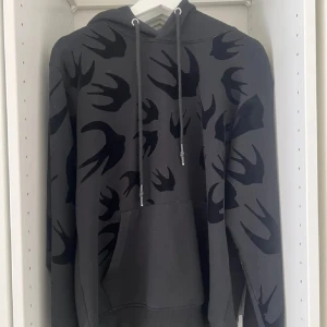 McQueen hoodie  - Otroligt fet Alexander McQueen hoodie som är i fint skick. Tveka inte på o höra av er // 