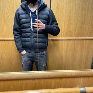 Svart cardigan från Versace  - Säljer denna svarta cardiganen från Versace. Den är perfekt nu inför vintern. Storlek S och sitter som en S. Nypris runt 2500kr går inte att köpa längre tror jag. Mitt pris 1399kr. Om ni har någon fundering är det bara att höra av er.