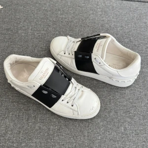 Valentino Open | 35 - Valentino Open sneakers | Fint skick | Storlek 35, passar 35-36 | Endast skorna ingår | INGA BYTEN | Fraktar spårbart eller möts upp i Täby 
