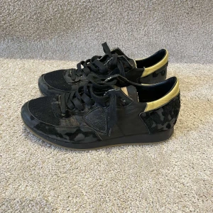 Philippe model skor - Skorna är för kvinnor och är i storlek 40 i bra skick 