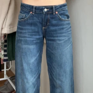 Blå raka jeans från Zara -  blå jeans från Zara med raka ben och normal midja. Jeansen har fem fickor,kontrastsömmar och dragkedja med knapp. Orginalpris 400kr