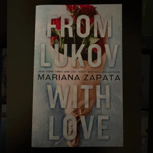 From Lukov With Love - En bok med ett vackert omslag som visar en bukett rosor, perfekt för dig som gillar känslor och relationer. Skriven av den populära författaren Mariana Zapata, känd för sina fängslande berättelser. Passar unga vuxna som söker en engagerande läsupplevelse.