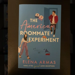 The American Roommate Experiment - En charmig och färgstark bok med modern design, perfekt för dig som gillar roliga och romantiska berättelser om vardagslivet, vänskap och oväntade möten. Omslaget visar två unga personer, pizza och musik, vilket ger en lättsam och ungdomlig känsla.
