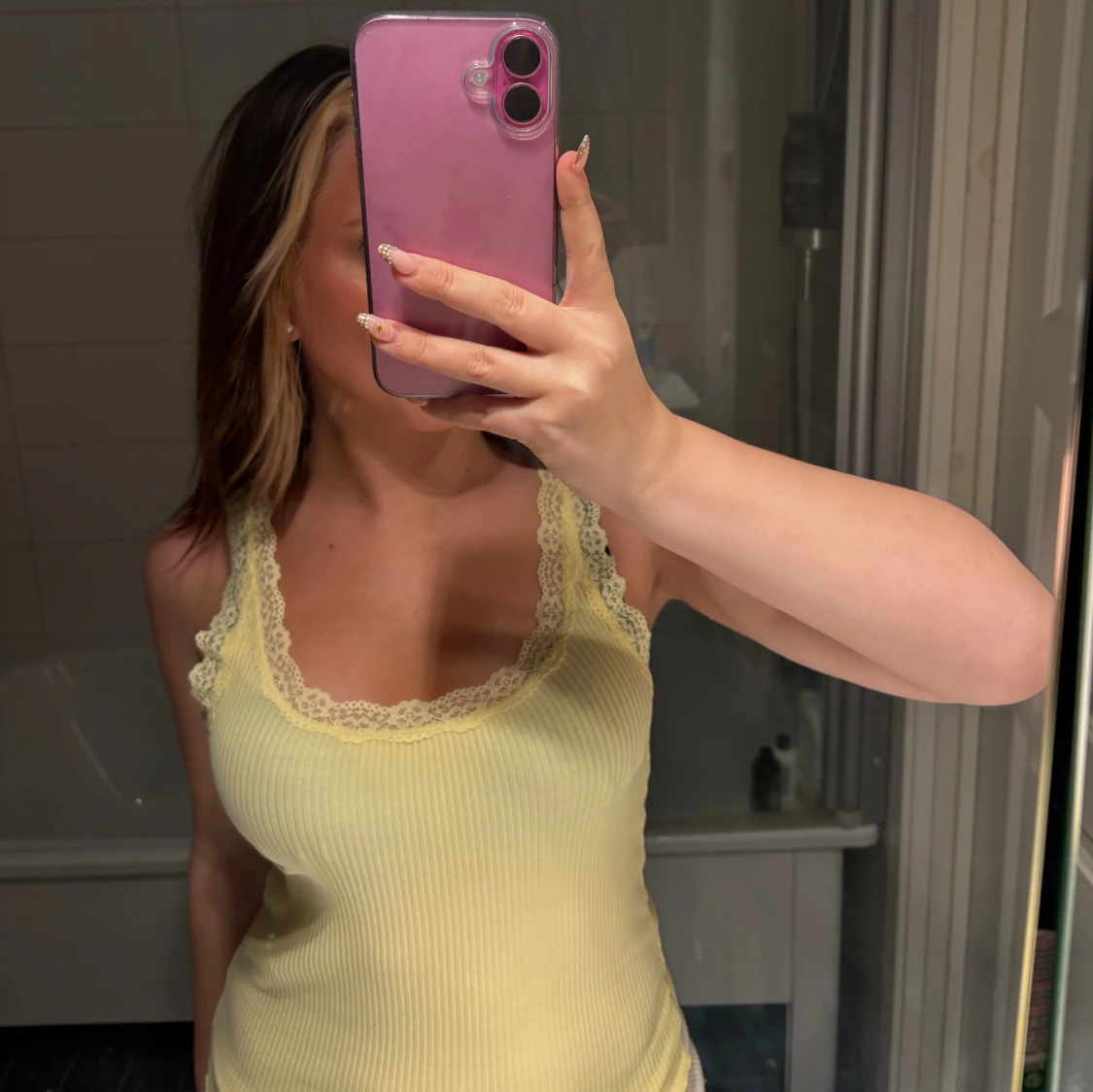 Gul ribbad linnetopp med spets från ONLY