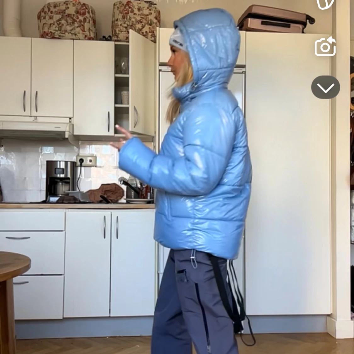 Blå pufferjacka med huva - 1