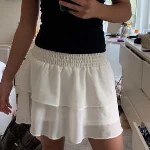 Söt sommarkjol - En fin vit kjol från Retro&Icone i storlek XS passar även S, använd några ggr men är i fint skick!💓