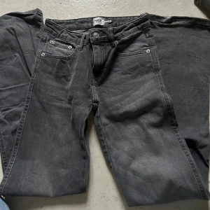 grå bootcut jeans - snygga jeans ifrån lager 157, säljer då de inte får någon använding längre. lite slitage längst ner på benen(se sista bilden). annars helt perfekta! 