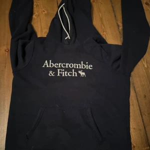 Abercrombie & fitch hoodie - Helt okej skick! Strl L men sitter som S