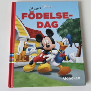 Musses födelsedag - Följ med Musse, Pluto och deras vänner på ett färgglatt och roligt äventyr när Musse fyller år! Perfekt för dig som gillar klassiska Disney-karaktärer och vill ha en mysig berättelse med fest, vänskap och överraskningar. Boken har fina illustrationer och passar både yngre och unga Disney-fans.