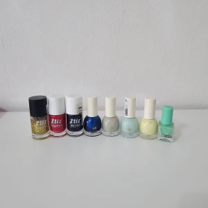 8 olika nagellack - Använda 1-2 gånger som mest men de flesta är oanvända. Värda ca 800 kr