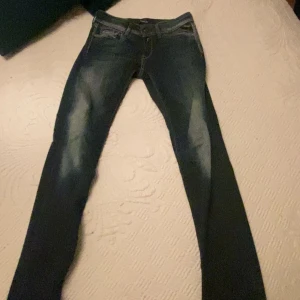 Replay jeans - Replay jeans i modellen ”luz” storlek 25/30, 160cm ungefär dessa jeans är perfekta för en som har lite smalare ben 