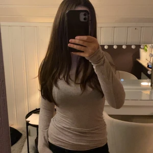 Beige långärmad tajt tröja  - Säljer en beige långärmad tröja i mjukt material. Toppen har en tight passform och är perfekt att styla med jeans eller kjol. Enkel och stilren design som funkar till många olika looks. Pris går även att diskutera💘