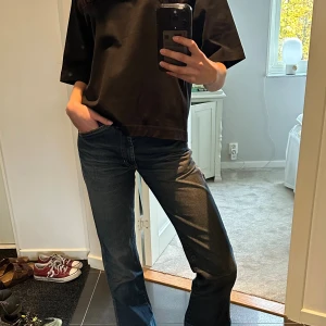 Diesel jeans - Hej!! Jag säljer dessa jättecoola jeans från diesen i storlek 26 (midjemått 34 cm, innerbenslängd 84 cm) som är raka i modellen med medelhög midja. Tveka inte att skriva vid frågor och pris kan diskuteras!🤗