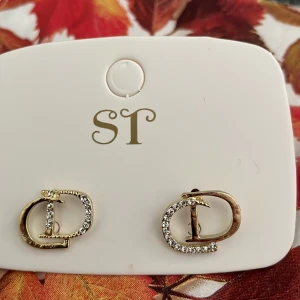 mode örhängen med strass i rostfritt stål guldpläterade - Moderiktiga oanvända gulfpltteeade örhängen i rostfritt stål med små cubic zirconia's.