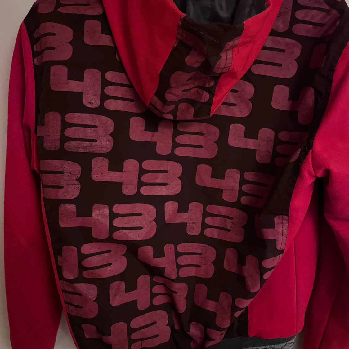 Röd bomberjacka med tryck - 1