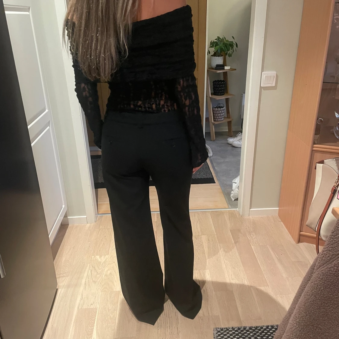 Svarta kostymbyxor med wide fit - 1