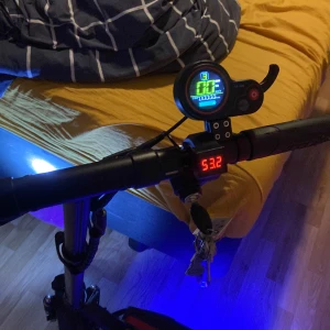 Kugoo Kirin M4 - Kugoo Kirin M4 el-scooter med digital display, nyckellås och LED-belysning fram och bak. Snygg design med röd-svarta detaljer, ser ut att vara i gott skick utan synligt slitage. Perfekt för pendling och fritid, kraftfull motor och stabil konstruktion. 250 watts motor väldigt stark, finns med stol ifall man vill sitta och köra, kan vara punka i framdäcket ( får med slang enkelt att fixa) bromsarna sitter emot däcken så det behöver man lösa 