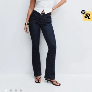 Bootcut jeans i mörkblå denim, storlek 38 - Mörkblå bootcut jeans från Gina tricot. Helt nya och oanvända. Köpte i ett erbjudande och nu i efterhand är det inget jag själv har användning för, men de sitter perfekt och är väldigt sköna och stretchiga, bra längd.  Köpta för 499kr