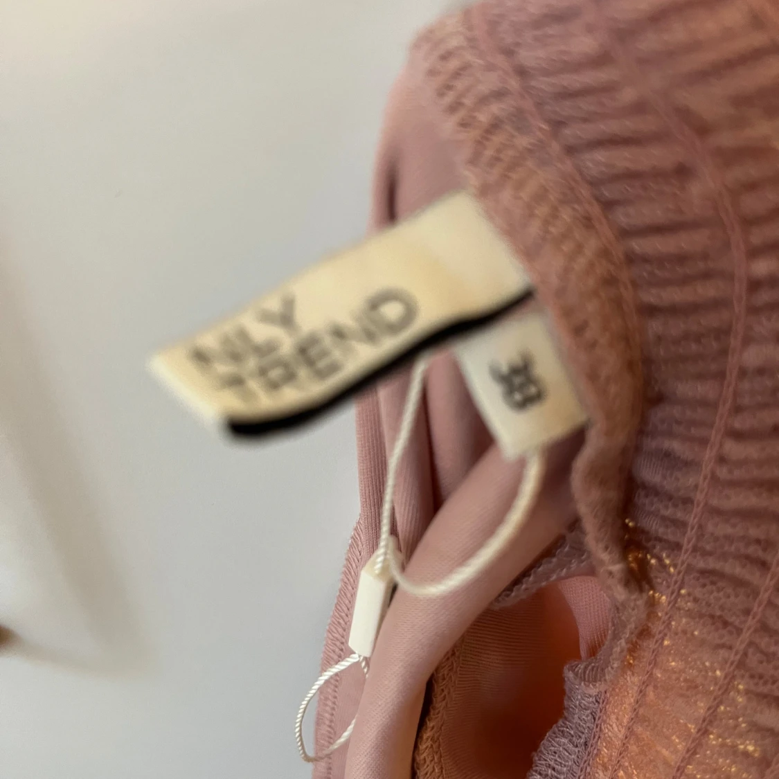 Rosa prickig volangklänning NLY Trend - 1