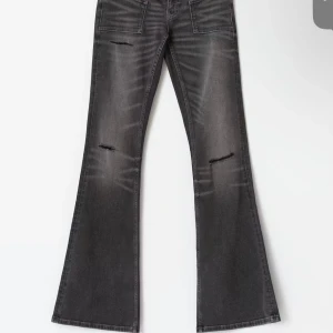 Grå bootcut jeans med slitningar - Snygga grå jeans med bootcut-modell och slitna detaljer på låren och knäna. Jeansen har en cool tvätt och raka fickor framtill. Perfekta för dig som gillar en avslappnad men trendig look. Säljer dom då dom ej kommer till användning 