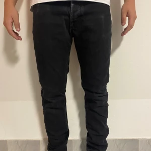 Svarta jeans från Filippa K - Svarta jeans från Filippa K med klassisk femficksdesign och raka ben. Byxorna är tillverkade i 96% bomull och 2% elastan för en bekväm passform. Snygg minimalistisk look som passar till det mesta.