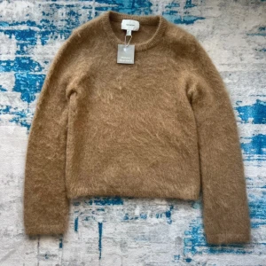 Beige mohair tröja H&M Edition💓 - Supermjuk och fluffig beige tröja från H&M Edition i mohair- och ullblandning. Klassisk rund halsringning och långärmad modell med ribbade muddar. Helt ny och oanvänd❤️ Hör gärna av dig om du har någon fråga🫶🏻