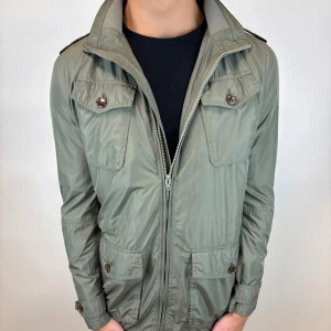 J.Lindeberg Jacka  - Hej! Säljer nu denna väldigt snygga och eftertraktade J.Lindeberg Fieldjacka!  Jackan är slutsåld överallt och går inte att få tag på… jackan är perfekt nu till hösten/vintern  Storlek M  Ny pris: 6000 kr Säljs för: 1299 kr 