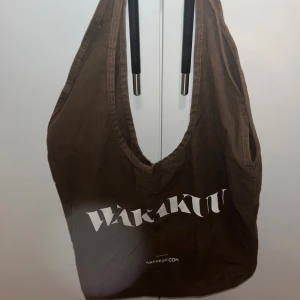 Väska - Totebag från Wakakuu. Väldigt rymlig.