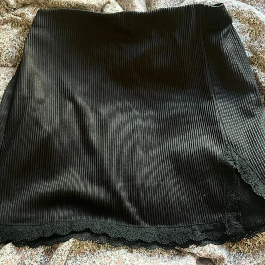 Svart ribbad minikjol med spetskant - 1