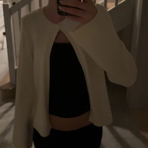 Kofta från Gina  - Superfin kofta från Gina, helt oanvänd 