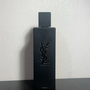 Yves saint Laurent myslf le parfum, sample  - YSL MYSLF Le Parfum 2x5ml sample. Det är en modern och elegant doft med inslag av svartpeppar, apelsinblom och träiga noter. Den kombinerar värme och fräschhet med en sensuell ton av vanilj. Passar perfekt för utekvällar året runt och som dagdoft under vintern. Sofistikerad, självsäker och långvarig. Priser: [2ml för 45kr] [5ml för 80kr] [10ml för 150kr] [30ml för 420kr] Nypris: 1480kr 