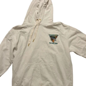 Vit hoodie Casablanca Tennis Club M - Säljer en vit hoodie från Casablanca Tennis Club i storlek M.  En liten defekt på magen som syns på sista bilden