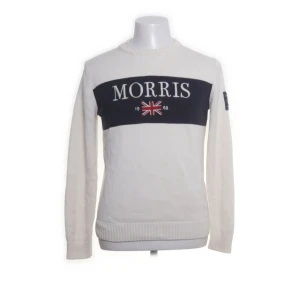 Vit stickad tröja Morris med tryck - Snygg vit stickad tröja från Morris i storlek small. Pris 850kr, helt ny klm med förslag