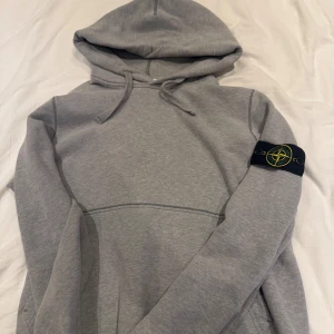 Stone Island hoodie Grå - Stone Island hoodie grå, storlek M. Denna är äkta och inköpt i Stone Island butiken i Stockholm. Videobevis finns. Använd fåtal gånger. 