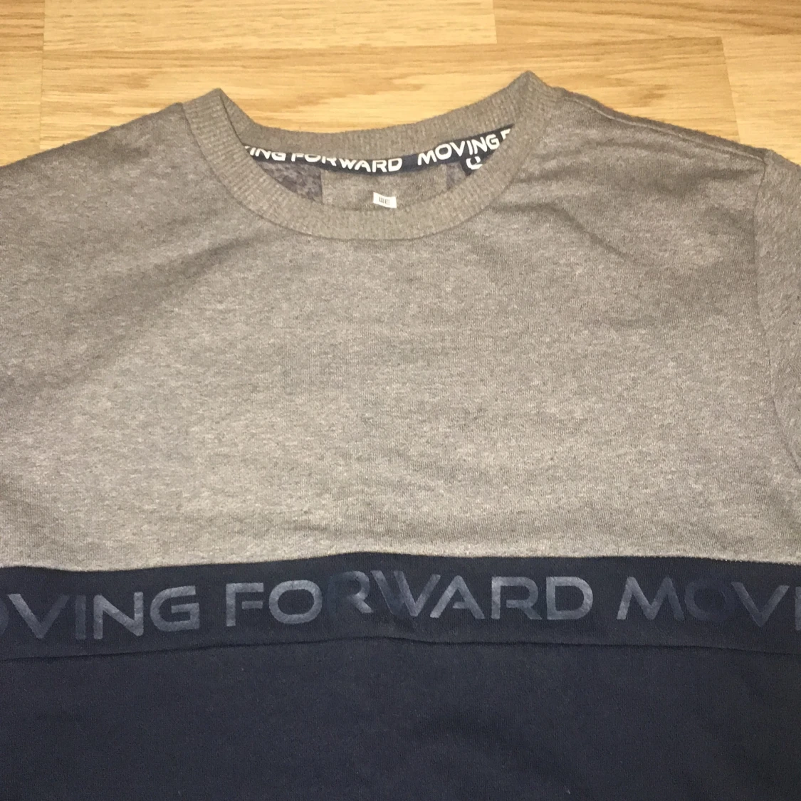 Grå och mörkblå tröja Moving Forward