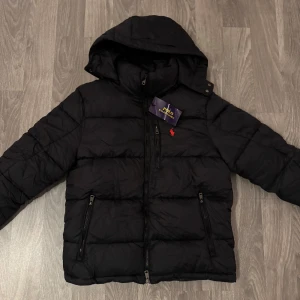 Svart pufferjacka från Polo Ralph Lauren - Helt ny, passade inte så bra därför jag säljer. Digitalt kvitto finns, köptes från plick.