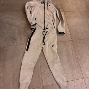 Grå nike tech set - Grått Nike tech set riktigt feta nypris är typ 2000 och mer 