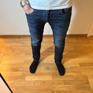 Replay Anbass mörkblå jeans - Mörkblåa replay jeans riktigt fräscha.          DEM ÄR ANVÄNDA SERIÖST 0 GÅNGER!!   Dem är jättefint skick hela splittnya, dem passade bara inte min vibe därför de säljs! Storlek 29/30