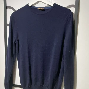 Stenströms sweatshirt  - Snygg och stilig tröja från stenströms i storlek M. Tröjan är 100% merinoull . Cond 9/10  Nypris på tröjan är 1700 mitt pris 399