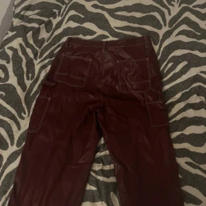 Baggy faux leather pants - Lite för stora, väldigt snygga. Lite slitna längst ner, men inget man tänker på.