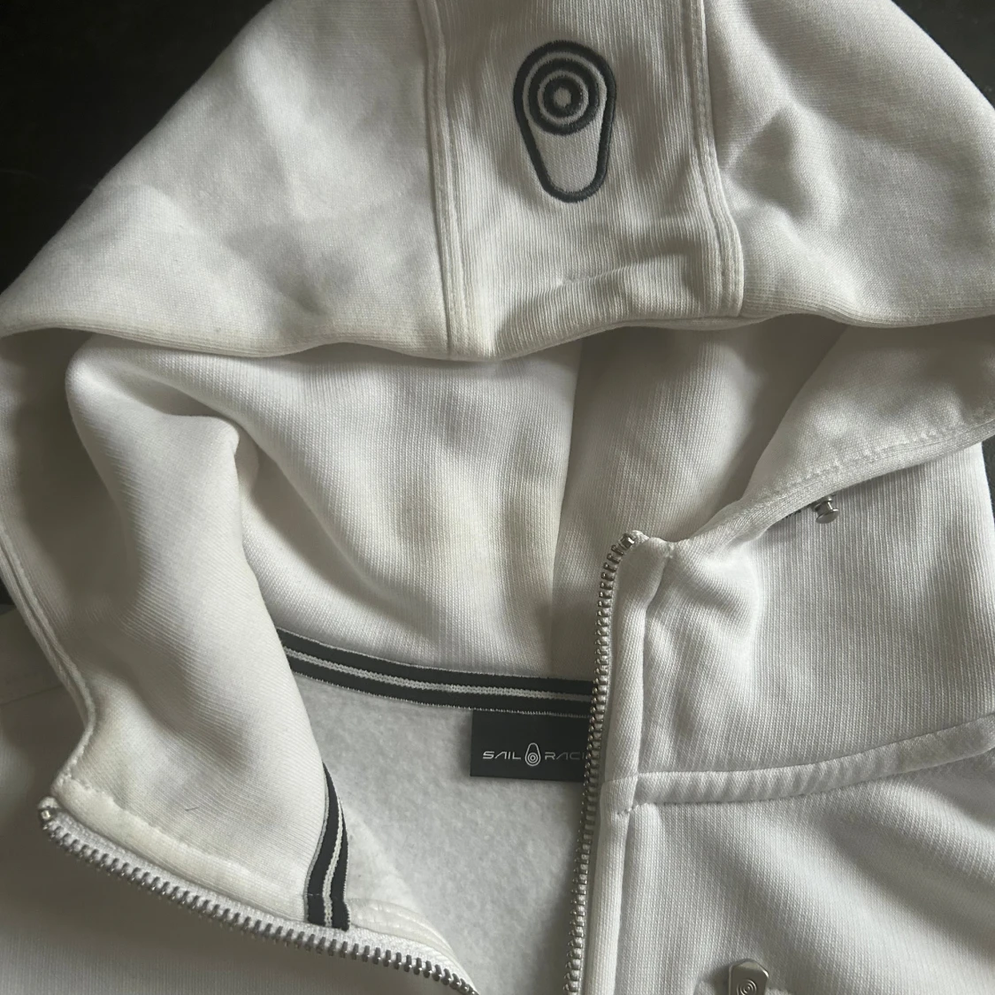 Vit hoodie från Sail Racing - 2
