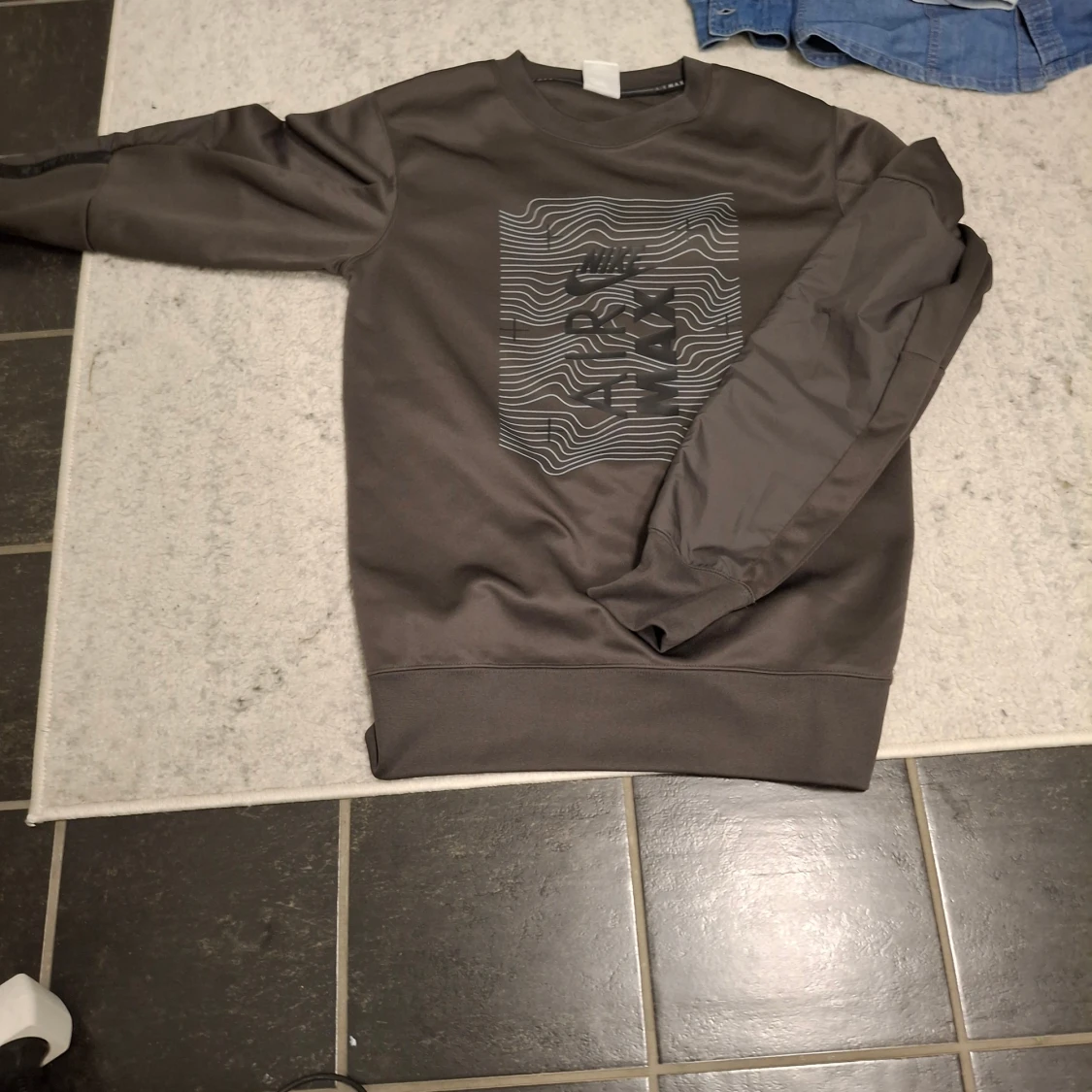 Grå Nike Air Max sweatshirt