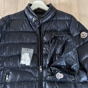 Moncler Acorus jacka - En riktigt elegant moncler jacka || perfekt till nu till hösten || storlek 2 ( M ) ( små i storlekarna ) || skick 9/10 (mini defekt bild 5) || modell: Acorus || vid köp medföljer en extra moncler knapp & påse till jackan || hör av er vid frågor & intresse!                       priset är ej hugget i sten!