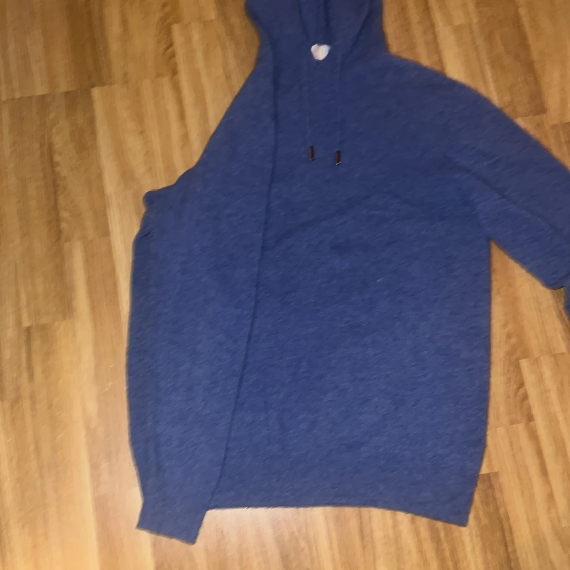 Blå stickad hoodie med huva - 3