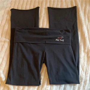 Utsvängda hollister byxor - Utsvängda hollister byxor, i storlek M, passar som S också! Pris kan diskuteras❣️skulle även säga de ser lite mer gråa ut i verklighet.