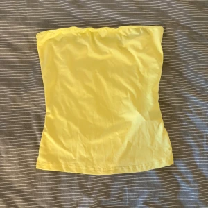 Pastellgul bandeau topp - Aldrig använd 