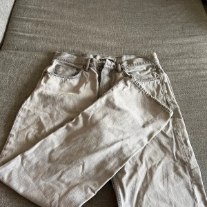 Ljusgråa Nudie Jeans - Snygga Nudie jeans med klassisk rak passform och femficksdesign, mountain grey heter färgen och är väldigt ljusgrå. Jeansen passar till det mesta. Perfekta för dig som gillar en clean och enkel stil.  Hör av er vid intresse/ frågor!